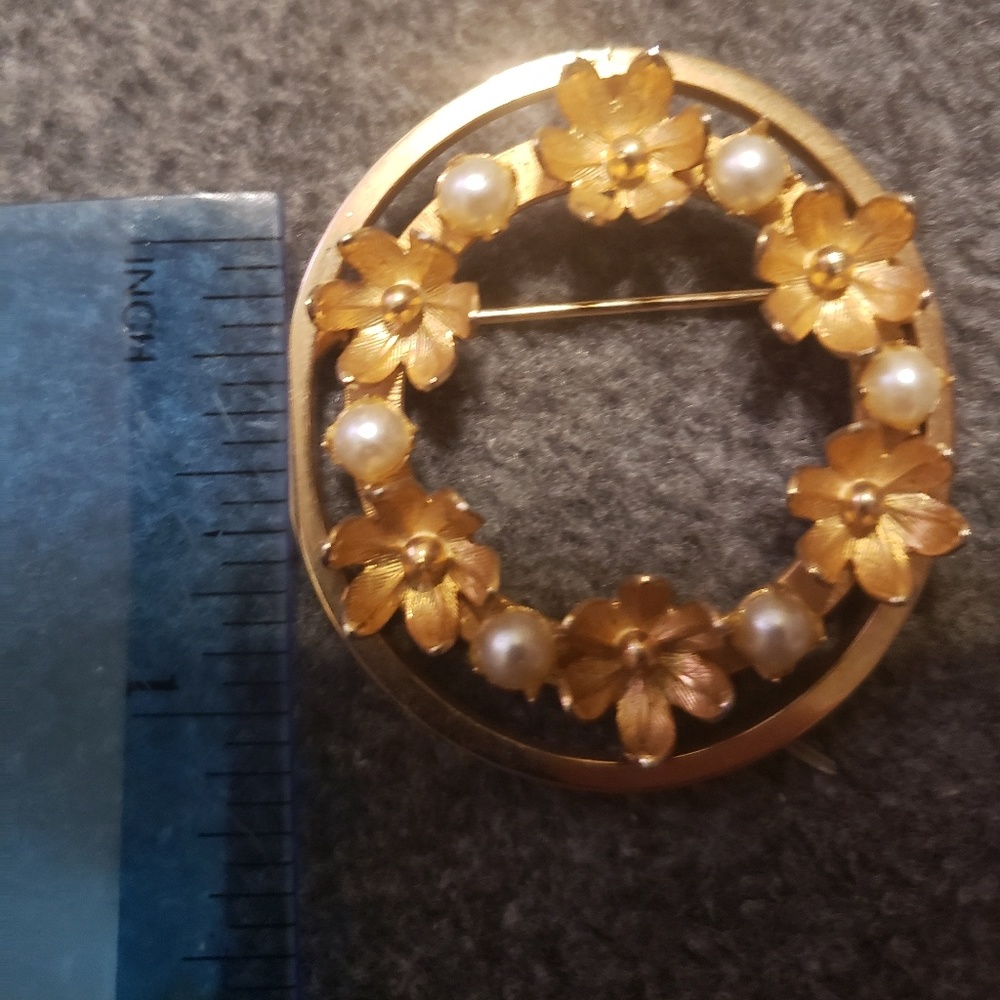 Goldtone costume pin nothing real